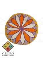 Tejidas en La Guajira con hilos de algodón y seda, las mochilas Wayúu son obras ancestrales creadas a mano por mujeres indígenas que preservan su cultura en cada puntada.