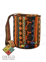 Tejidas en La Guajira con hilos de algodón y seda, las mochilas Wayúu son obras ancestrales creadas a mano por mujeres indígenas que preservan su cultura en cada puntada.