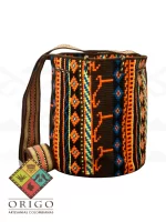 Tejidas en La Guajira con hilos de algodón y seda, las mochilas Wayúu son obras ancestrales creadas a mano por mujeres indígenas que preservan su cultura en cada puntada.