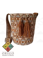 Tejidas en La Guajira con hilos de algodón y seda, las mochilas Wayúu son obras ancestrales creadas a mano por mujeres indígenas que preservan su cultura en cada puntada.