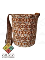 Tejidas en La Guajira con hilos de algodón y seda, las mochilas Wayúu son obras ancestrales creadas a mano por mujeres indígenas que preservan su cultura en cada puntada.