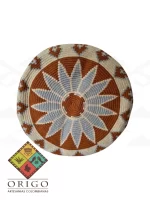Tejidas en La Guajira con hilos de algodón y seda, las mochilas Wayúu son obras ancestrales creadas a mano por mujeres indígenas que preservan su cultura en cada puntada.