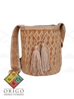 Tejidas en La Guajira con hilos de algodón y seda, las mochilas Wayúu son obras ancestrales creadas a mano por mujeres indígenas que preservan su cultura en cada puntada.