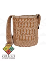 Tejidas en La Guajira con hilos de algodón y seda, las mochilas Wayúu son obras ancestrales creadas a mano por mujeres indígenas que preservan su cultura en cada puntada.