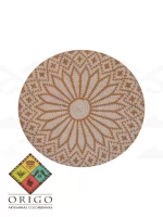 Tejidas en La Guajira con hilos de algodón y seda, las mochilas Wayúu son obras ancestrales creadas a mano por mujeres indígenas que preservan su cultura en cada puntada.