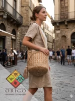 Tejidas en La Guajira con hilos de algodón y seda, las mochilas Wayúu son obras ancestrales creadas a mano por mujeres indígenas que preservan su cultura en cada puntada.