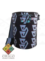 Tejidas en La Guajira con hilos de algodón y seda, las mochilas Wayúu son obras ancestrales creadas a mano por mujeres indígenas que preservan su cultura en cada puntada.