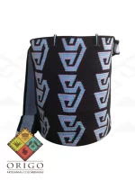 Tejidas en La Guajira con hilos de algodón y seda, las mochilas Wayúu son obras ancestrales creadas a mano por mujeres indígenas que preservan su cultura en cada puntada.